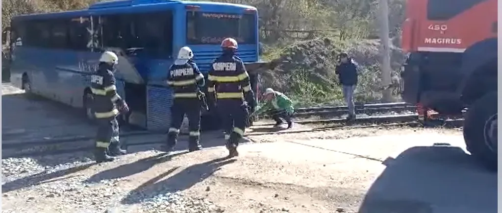 VIDEO. Autocar plin cu copii, aflați în excursie, blocat pe un pasaj de cale ferată, în Hunedoara / Anunțul CFR