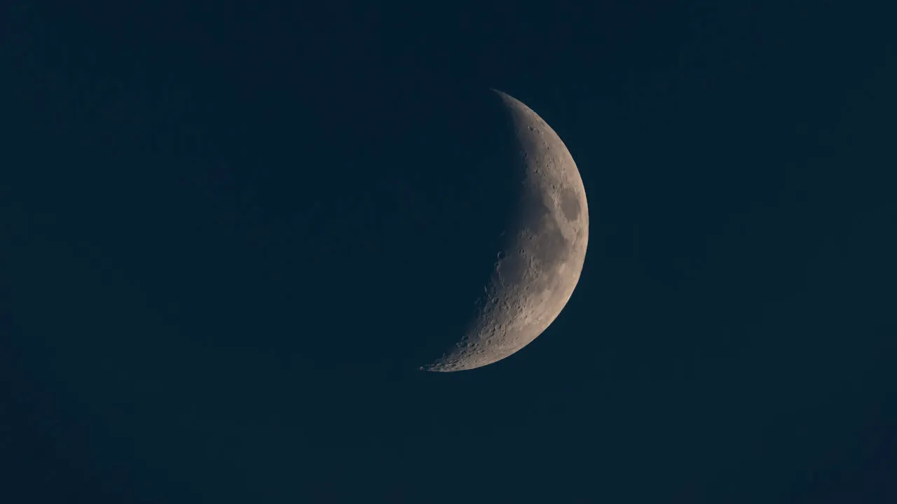 Luna Nouă din 21 octombrie 2025 aduce o resetare cosmică pentru zodii. Ce nativi își schimbă partenerul de viață