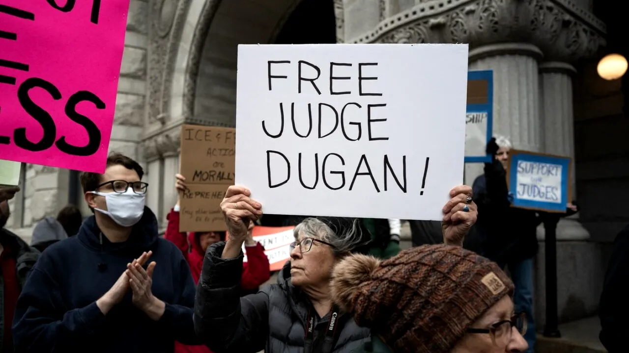 Judecătoare din Wisconsin, ARESTATĂ și escortată cu cătușe la mâini, după ce ar fi ajutat un emigrant. Șeful FBI: 