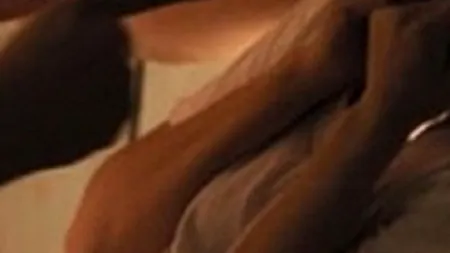 Un adolescent suspectat că a lovit o barmaniță cu o sticlă în cap, apoi a violat-o, reținut