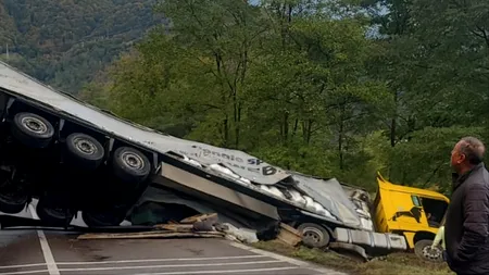 FOTO-VIDEO. Trafic blocat complet pe Valea Oltului. Un TIR s-a răsturnat pe șosea / Accidentul, surprins de camera de bord a mașinii din spate