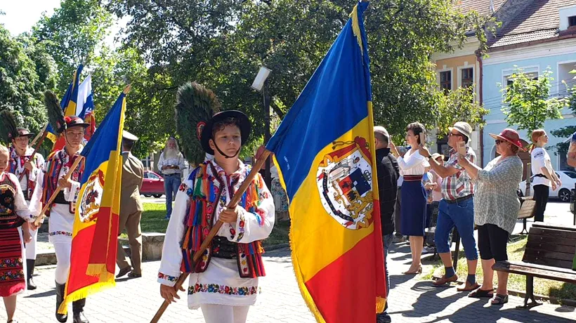 Eveniment inedit în România: Paradă cu 24 de steaguri istorice - GALERIE FOTO