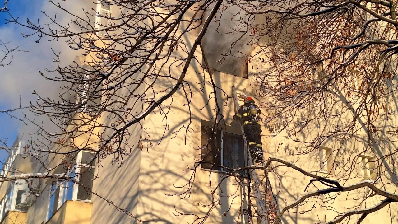 INCENDIU într-un bloc din Iași. O femeie și-a aruncat bebelușul pe geam, de la etajul 3, iar apoi a sărit și ea