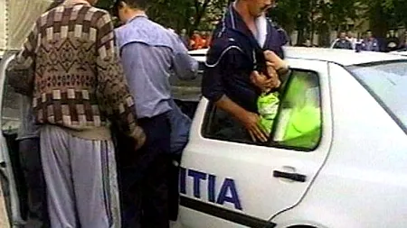 Supărat că nu-și găsește soția, un buzoian a tras cu arma și a vrut să-și dea foc la casă