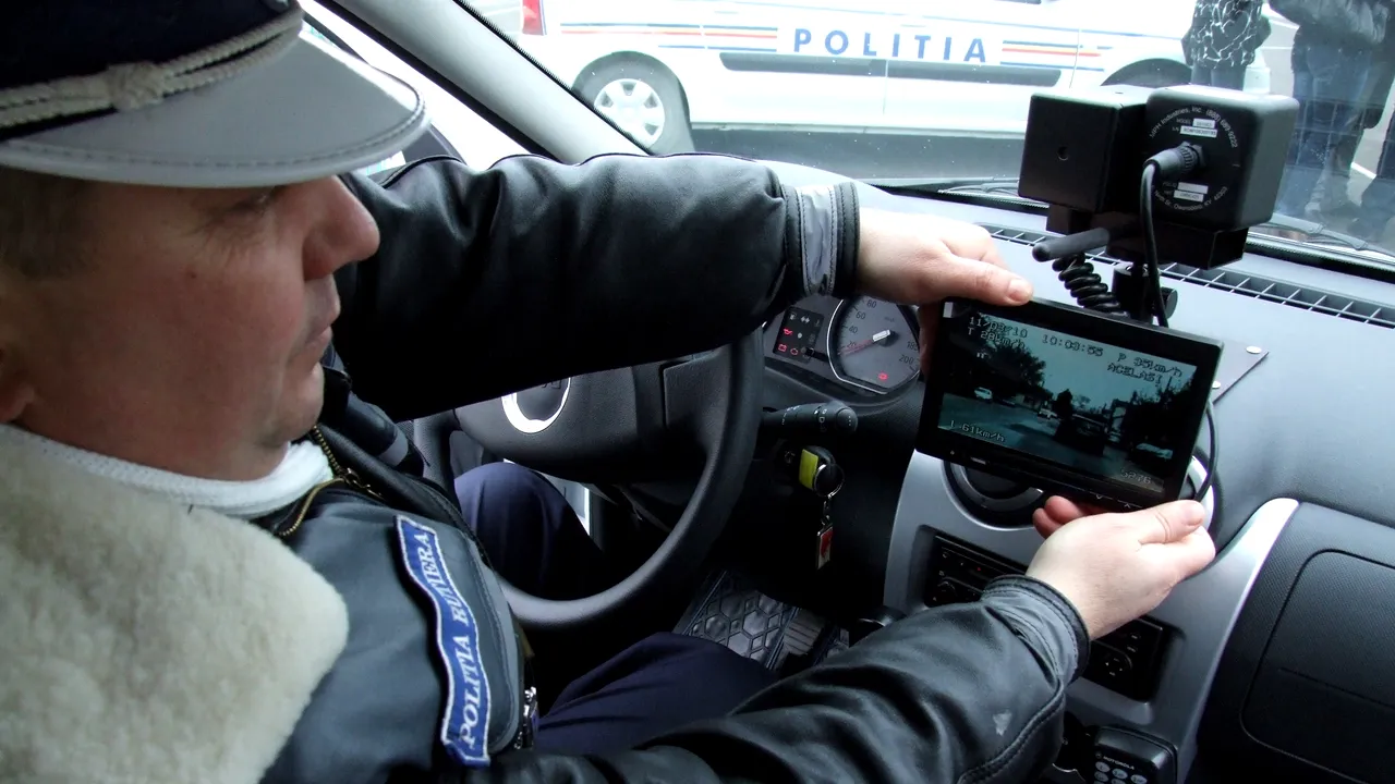 Un tânăr circula cu aproape 200 km/h pe un drum județean, între Arad și Curtici. Ce a pățit, după ce a REFUZAT să oprească la semnalele polițiștilor