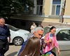 Călin GEORGESCU, la sediul Poliției Ilfov pentru semnarea controlului judiciar. Susținătorii l-au întâmpinat cu flori și scandări: „Călin, te iubim”