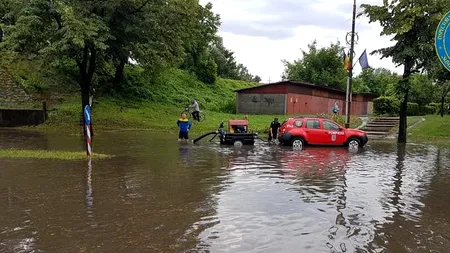 Furtunile fac ravagii. Case inundate și mașini avariate în 21 de localități din țară- VIDEO

