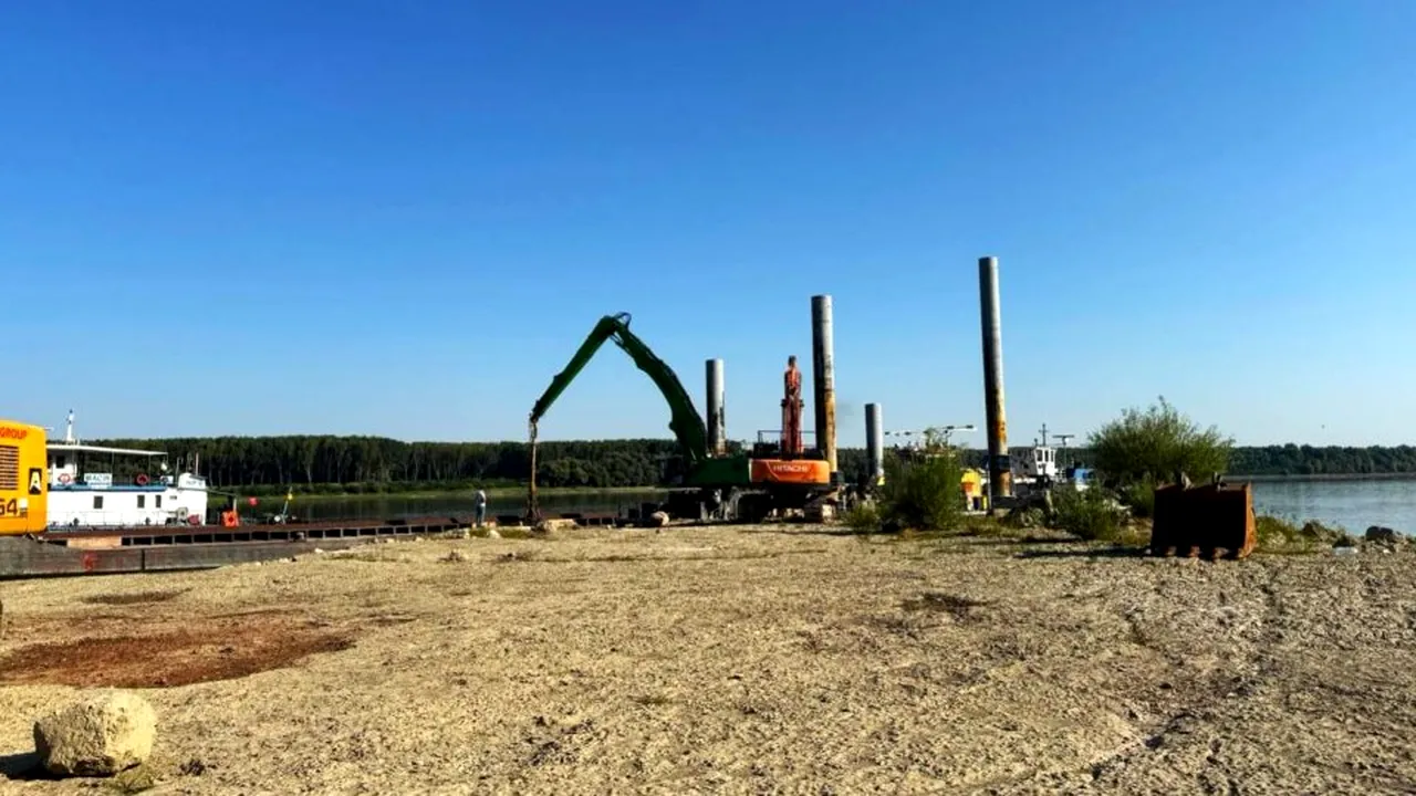 Patru barje încărcate cu rocă, scufundate astăzi în Dunăre pentru suplimentarea debitului spre centrala de la Cernavodă