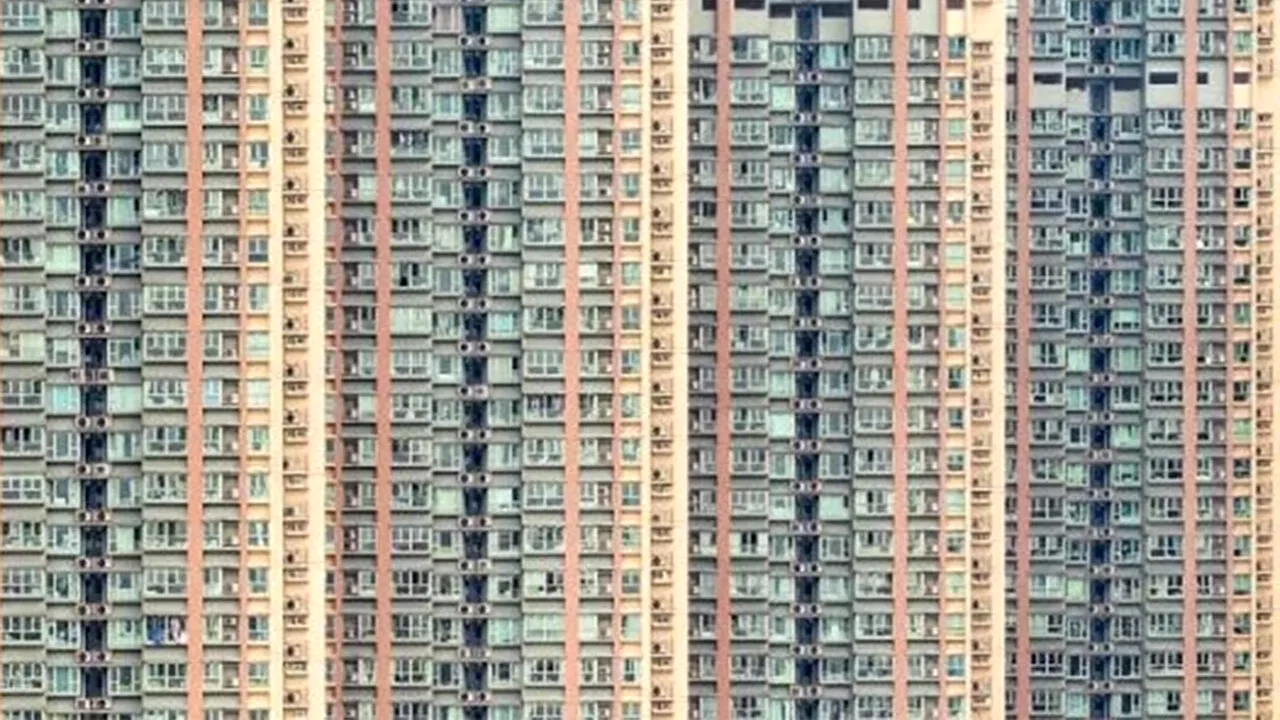 Orașul în care se află cel mai mare bloc din România. Are 523 de apartamente, 900 de locatari dar și a fost construit 