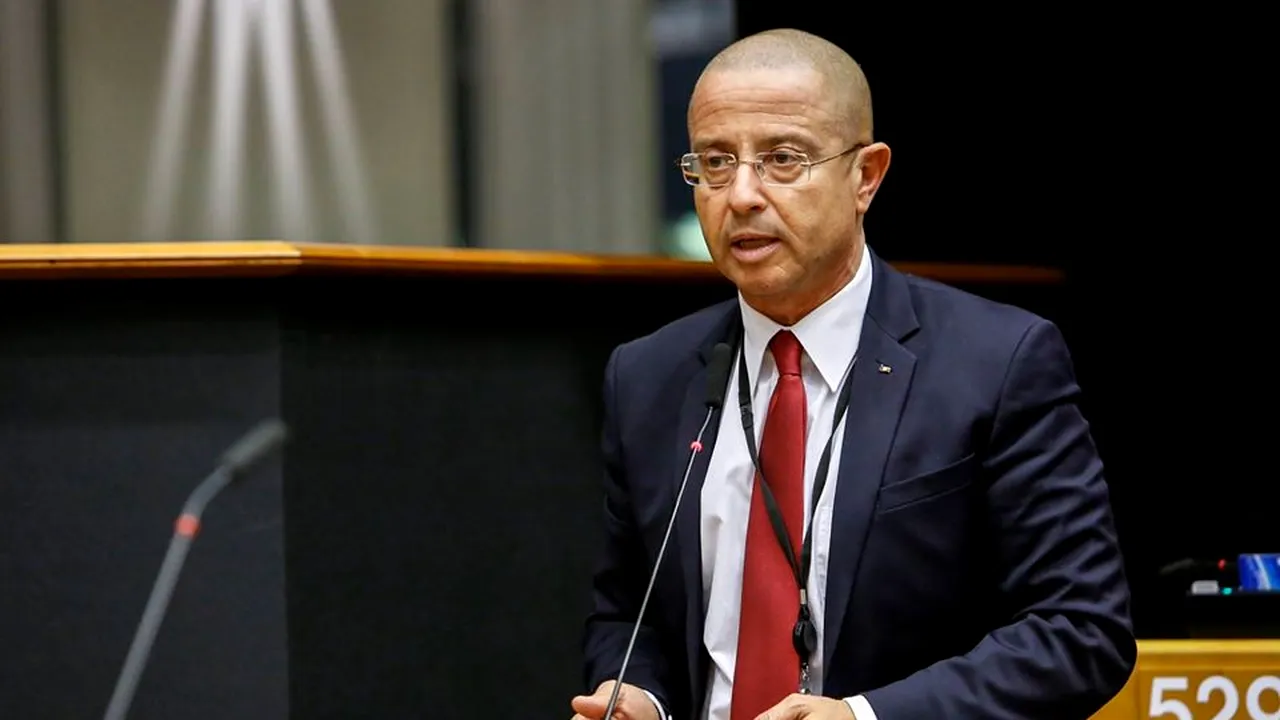 OTRAVA din MÂNCAREA ROMÂNILOR. Un renumit medic și europarlamentar ne avertizează: „ Merele și cartofii sunt cele mai riscante