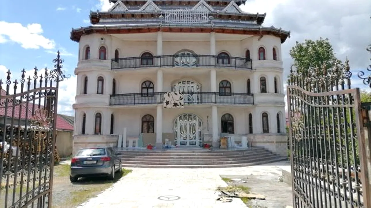 Propunerea unui fost deputat: „Ce ar fi dacă palatele țigănești din Huedin ar deveni un brand al Clujului?”