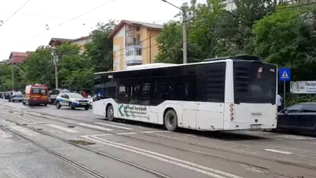 Fată de 15 ani, în comă după ce a fost lovită de un autobuz al regiei de transport în comun din Iași. Șoferul era băut și fusese surprins cu berea în mână (VIDEO)