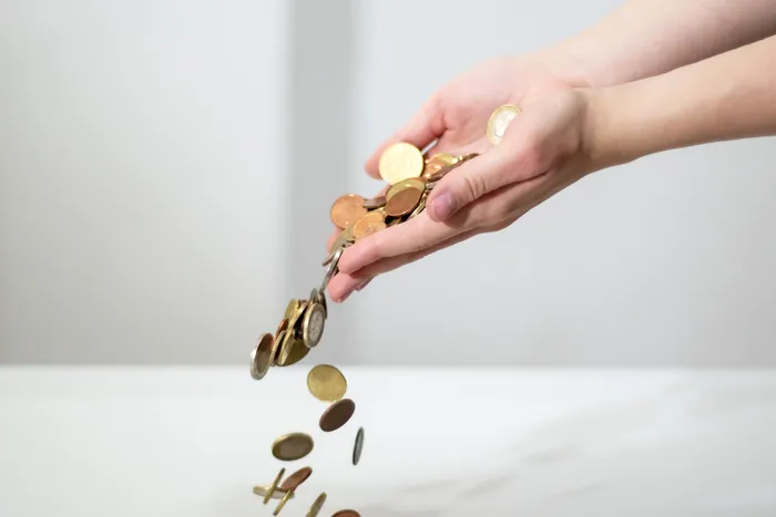 De ce să arunci o monedă în apă, în noaptea de Revelion. Superstiția din bătrâni despre care puțini știu