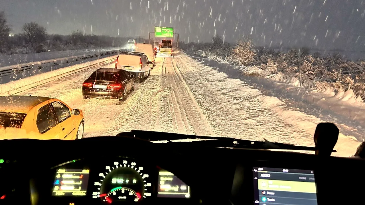 Zăpada a închis mai multe drumuri din ţară. Poliţia Română publică situaţia drumurilor blocate. Rămân închise căile de acces spre Bucureşti