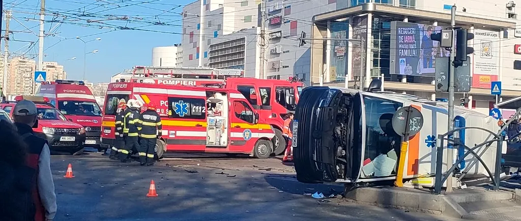 Accident grav în București, în sectorul 6. O ambulanță a fost lovită și răsturnată