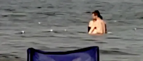 Scene fierbinți în public: Un cuplu a fost surprins în timp ce făcea sex într-un lac, deși la câțiva metri erau copii - VIDEO