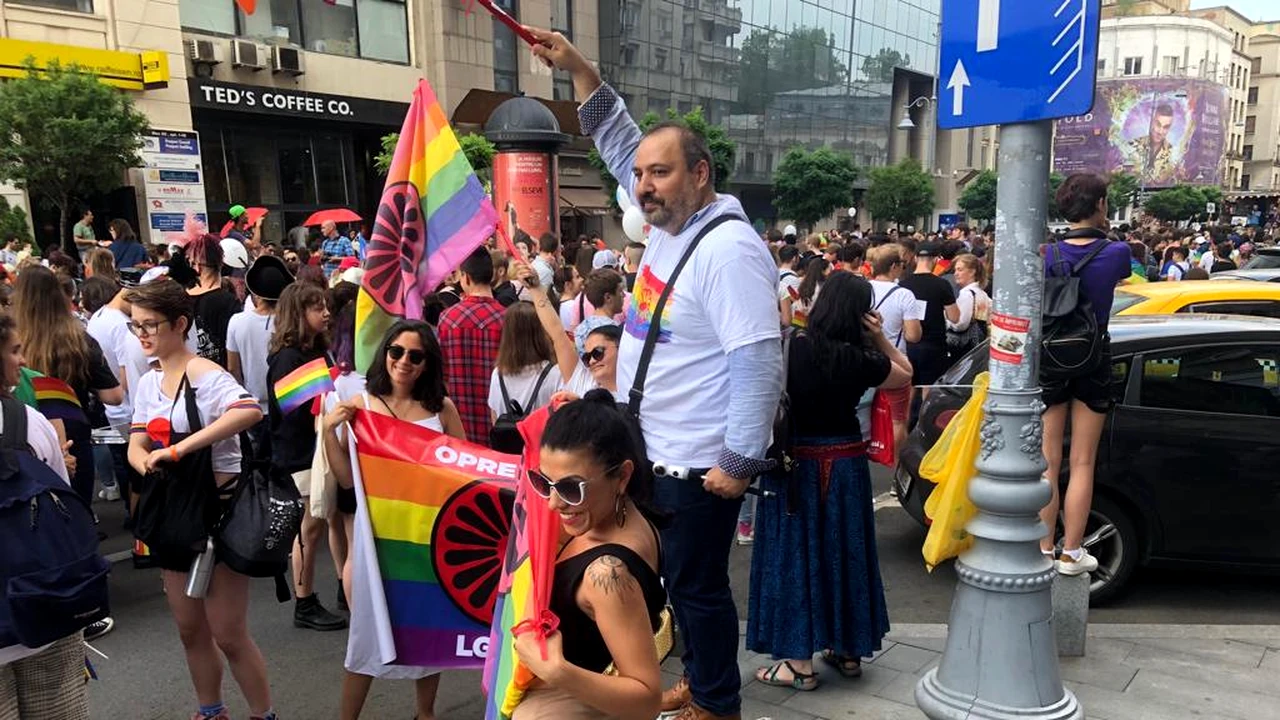 Marșul Bucharest Pride: 15.000 De Oameni Au Defilat Cu Bannere Prin Care Au  Cerut Egalitate în Drepturi Pentru Persoanele LGBT