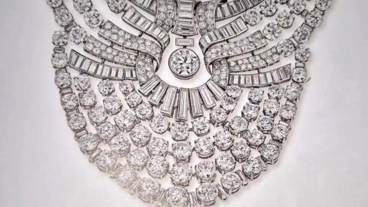 Un colier istoric cu peste 600 de diamante, în valoare de 4 milioane de dolari, a fost furat de la un muzeu din Viena