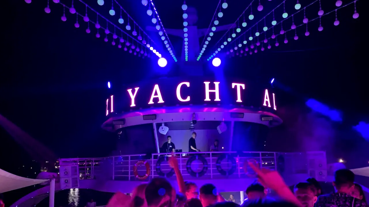 La Oxford studiezi Summer Vibes! … pe yacht! (P)