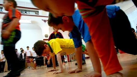Mai mult sport în școli. Varianta în care învățătoarea și copiii fac mișcare în sala de clasă în care învață română