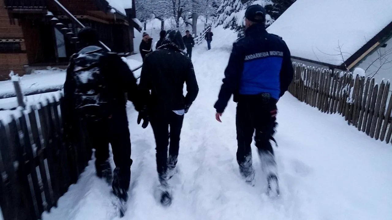 Un bărbat a amenințat că se aruncă de pe o stâncă în Prăpăstiile Zărneştilor! Cum l-au salvat jandarmii montani - VIDEO