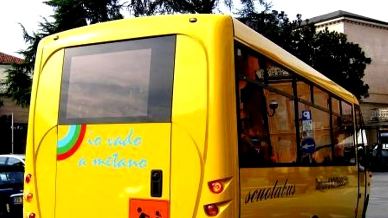 Șoferul unui microbuz școlar din Italia, acuzat că l-a amenințat pe un elev pentru că ar fi român