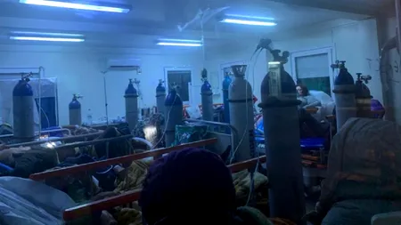 Imaginea dezastrului la UPU: Bolnavi îngrămădiți în containere, cu buteliile de oxigen la picioare. „Nu mai există locuri nici măcar pe scaune”