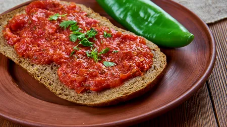 Ce condiment să adaugi în zacuscă pentru un gust autentic. Micul secret a fost transmis de la o generație la alta