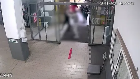 Un vasluian, pus în libertate după ce a snopit în bătaie un polițist local care îl atenționase să poarte masca de protecție. Ce au decis procurorii - VIDEO