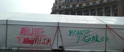 Un cort din P-ța Universității de Ziua Internațională a romilor, vandalizat cu mesaje rasiste
