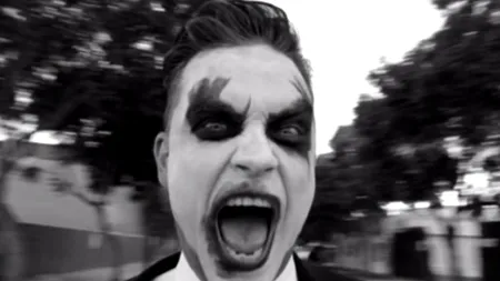 Un celebru cântăreț, care va cânta în România, scoate la licitație 150 de obiecte personale, în scop caritabil