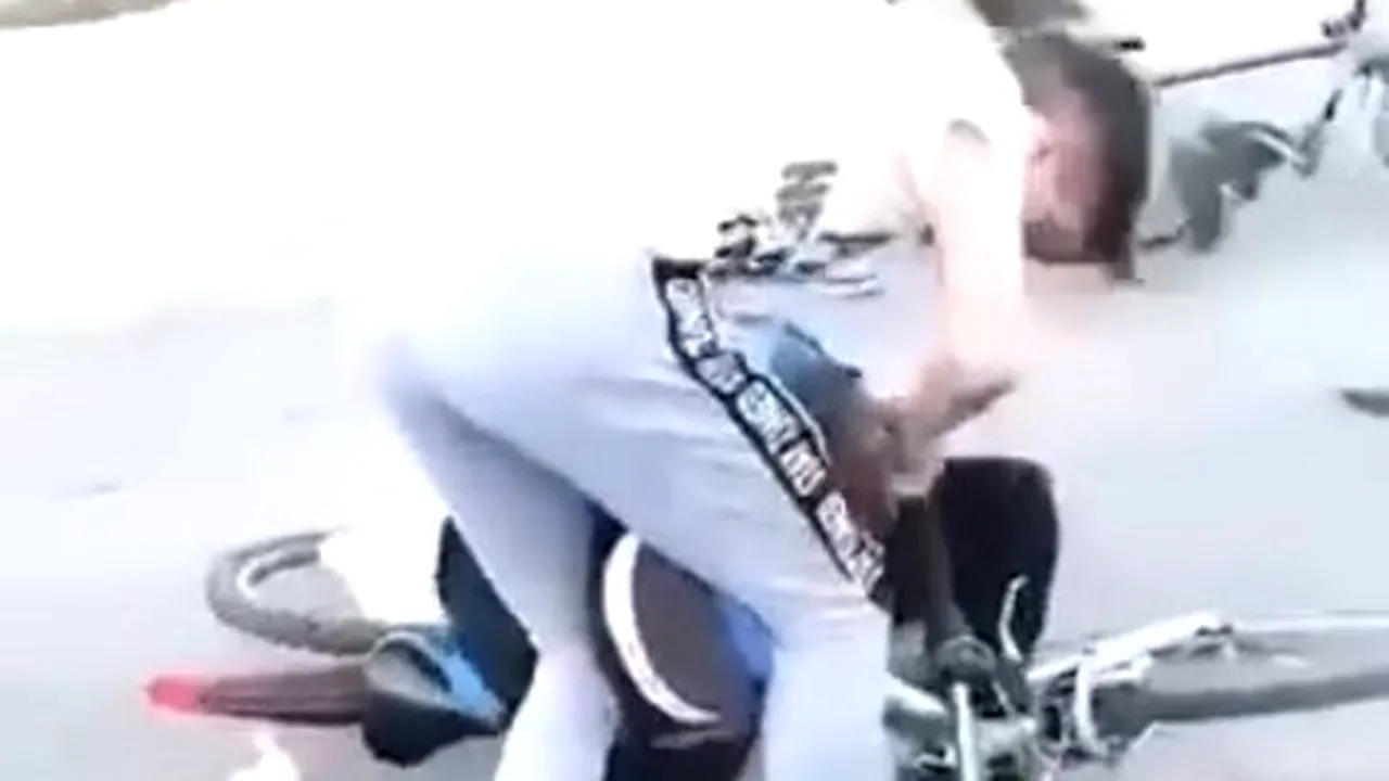 Imagini de nedescris! Elev bătut grav de un altul, deși cere îndurare / Martorii filmează și nu intervin - VIDEO