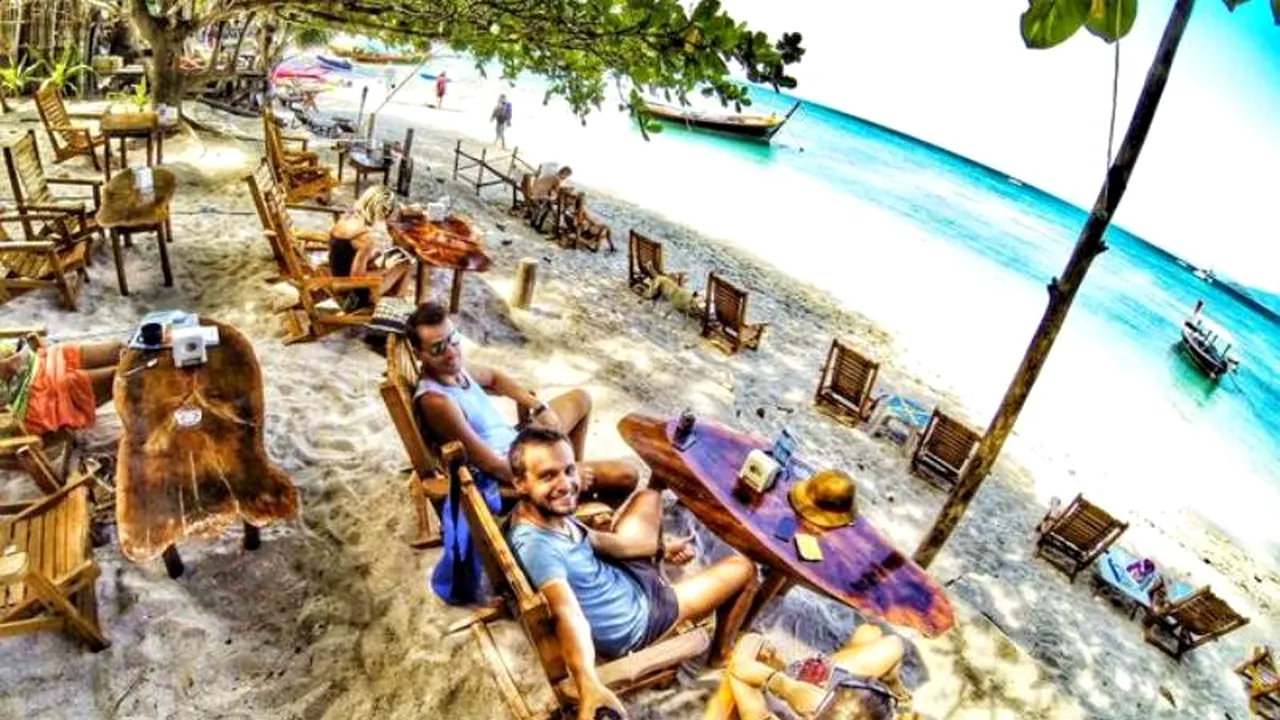 Doi tineri din România au găsit AFACEREA PERFECTĂ: corporatiștii le plătesc 2000 de euro de persoană pe săptămână ca să beneficieze de „tratamentul