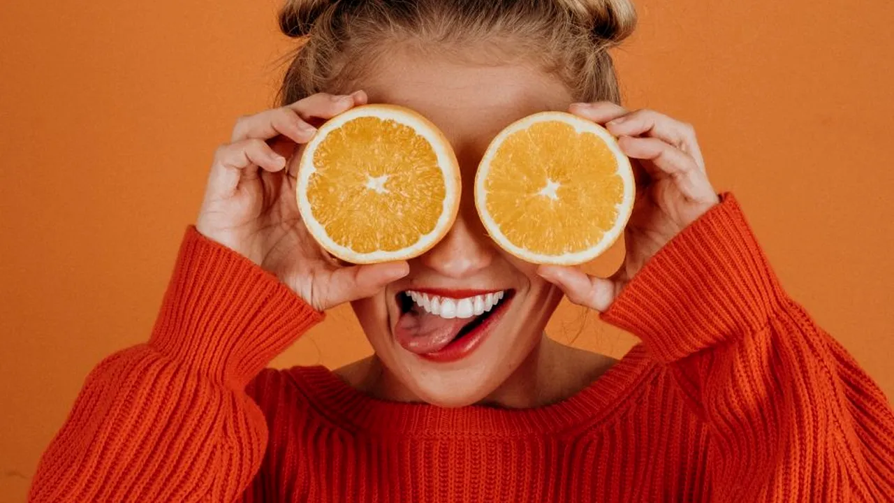 Adolescenții din Marea Britanie au descoperit o metodă de a scăpa de școală. Elevii folosesc suc de portocale pentru a falsifica testele Covid