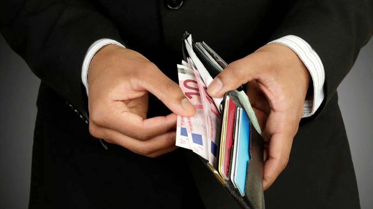 Salariile au pierdut cursa cu inflația! INS anunță o creștere a venitului mediu cu doar 0.6%, în timp ce inflația se apropie de 8%