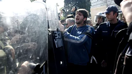 Grecia pregătește noi tăieri de salarii și pensii, concedieri, pentru a obține tranșa de la FMI, UE