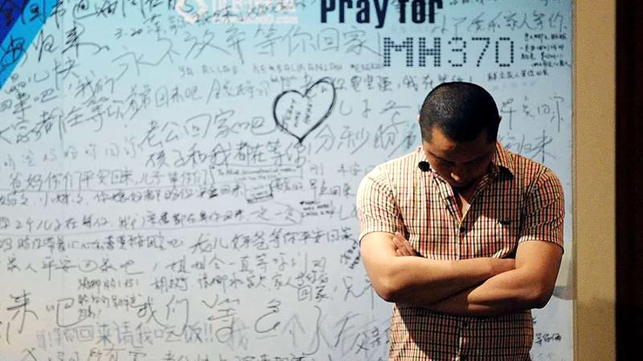 Reținuți de poliție, după ce au furat zeci de mii de dolari din conturi ale unor pasageri dispăruți cu zborul MH370