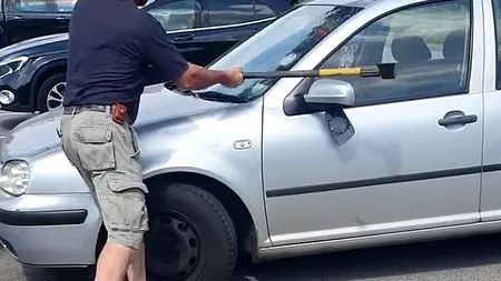 VIDEO. Un câine a stat 45 de minute închis în mașină, la temperaturi insuportabile. A fost salvat de un bărbat care a spart geamul mașinii cu un topor