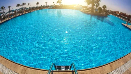 Pericolul nevăzut din piscinele publice. Cum reduci riscul de boli cauzate de germenii din apă