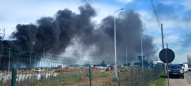 Incendiu puternic într-o hală a Aeroportului Craiova. Nu sunt victime
