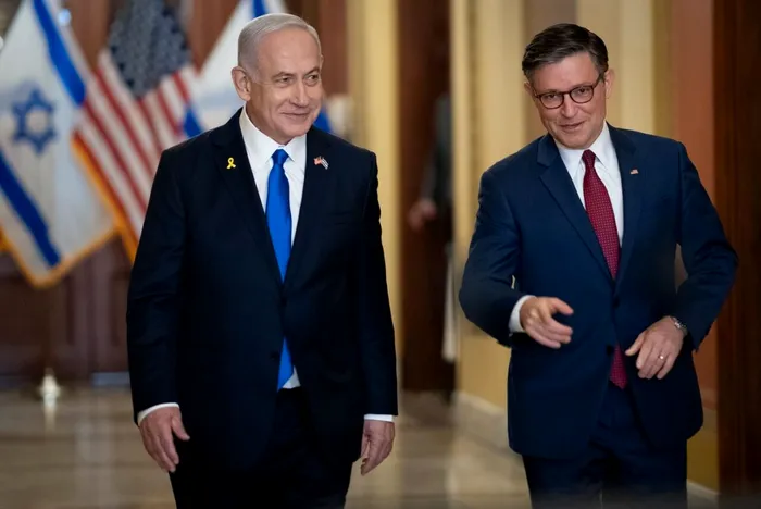 Prim-ministrul israelian îl salută pe Președintele Camerei, republicanul Mike Johnson. Sursa Foto: Profimedia 