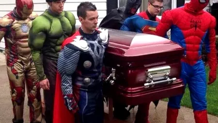 Cea mai tristă imagine cu supereroi. Fotografia care a făcut o lume întreagă să plângă 