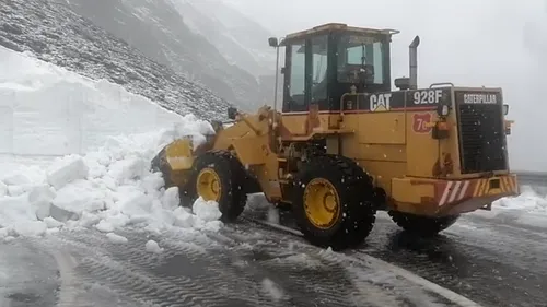 Ninge la munte în prima zi de vară: A început deszăpezirea pe Transfăgărășan și Transalpina - VIDEO