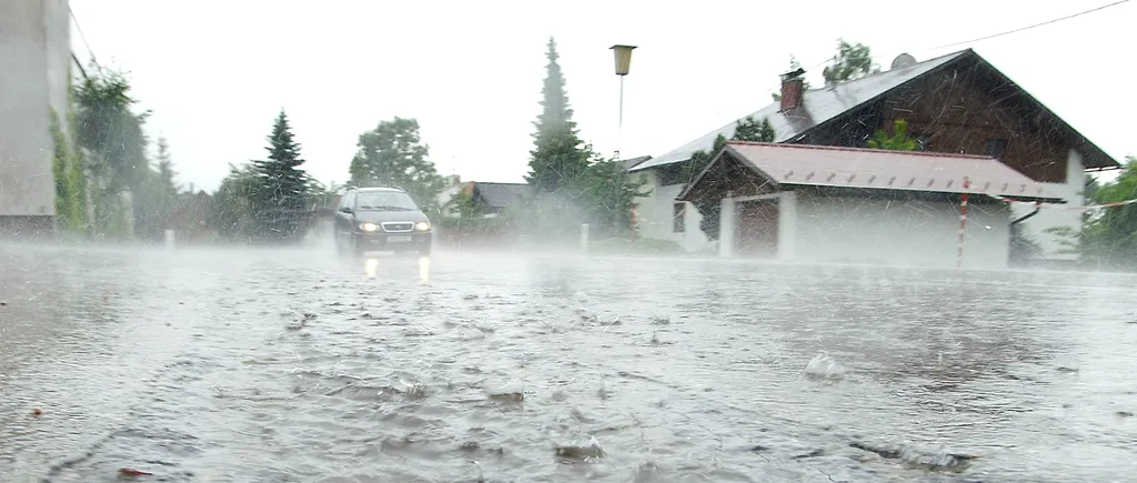 Cod galben de ploi torențiale, vijelii și grindină în trei județe