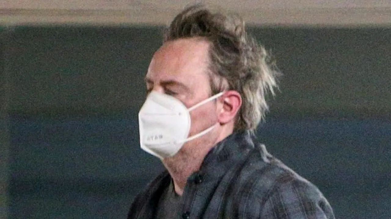 SĂNĂTATE ȘUBREDĂ. Matthew Perry, starul din „Friends”, cocoșat de durere. Cum a fost fotografiat actorul