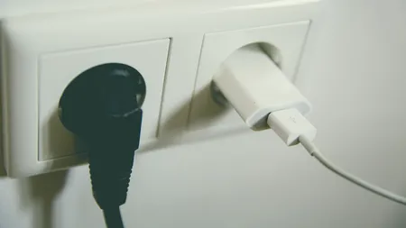 E.ON: Iată cu cât plătești în plus la electricitate dacă îți lași electrocasnicele și electronicele în stand-by conectate la priză