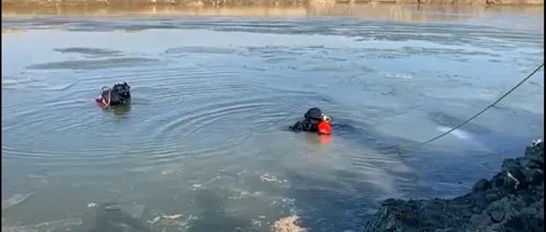Pompierii din Olt au scos un bărbat căzut cu un buldoexcavator într-un lac înghețat | VIDEO