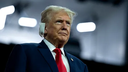 PERSOANA alături de care a fost văzut Donald Trump în prima sa apariție publică / Cum a ascuns rana provocată de glonț
