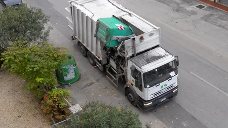 O româncă din Italia și-a aruncat copilul nou-născut într-un container de gunoi și s-a întors după două ore. Ce le-a spus polițiștilor