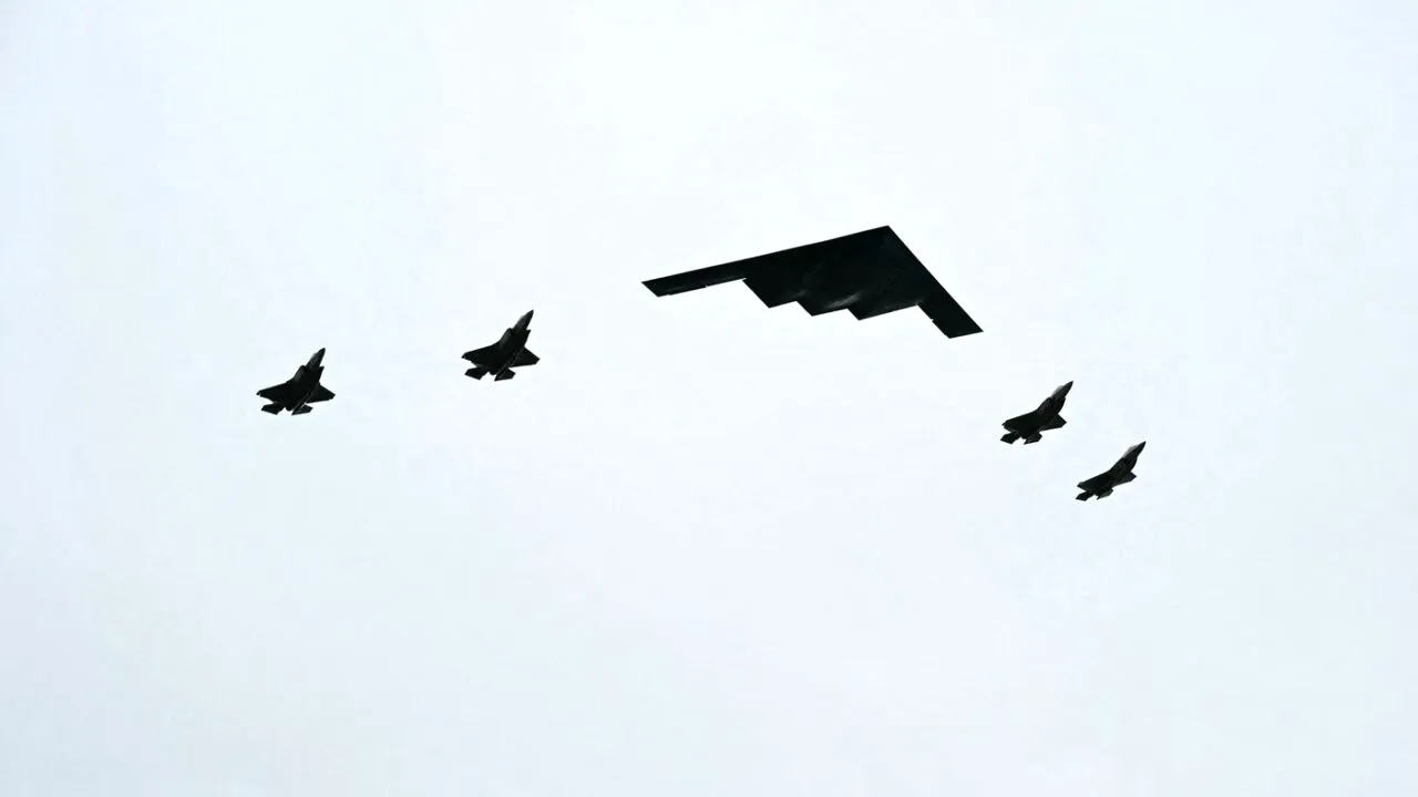 Un bombardier stealth B-2 Spirit care a bombardat instalațiile nucleare iraniene a „defilat” deasupra lui Putin și Trump
